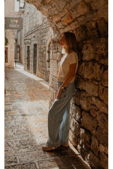 Anna/ Monténégro / F523